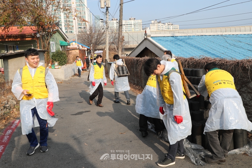 한국남동발전 영흥발전본부 관계자들이 연탄을 운반하고 있다.