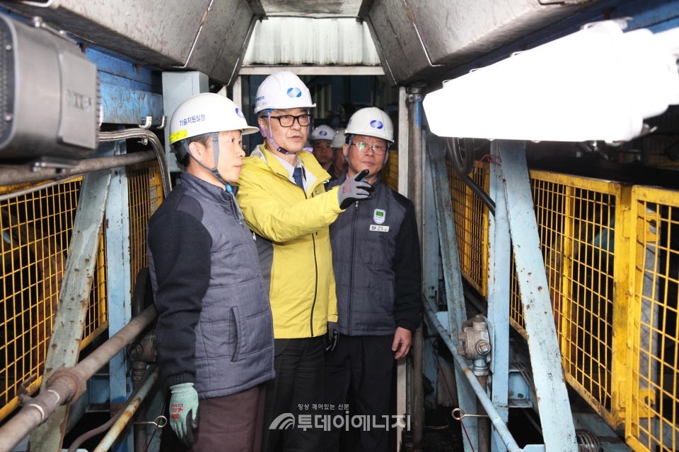 신정식 한국남부발전 사장(좌 2번째)이 하동 석탄취급설비 조명 및 안전점검을 하고 있다.