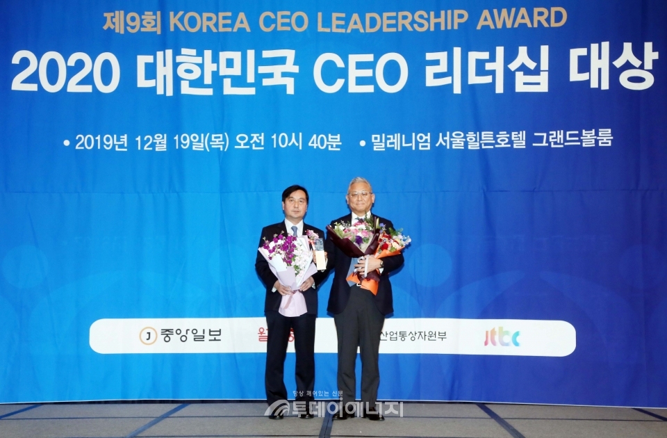 ‘제9회 2020 대한민국 CEO 리더십 대상’ 시상식에서 김군호 에어릭스 대표(우)와 류지성 심사위원장이 기념 촬영을 하고 있다.