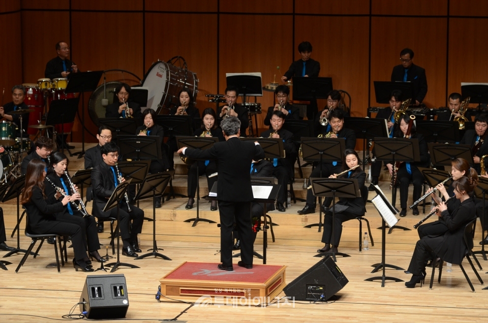 린나이팝스 오케스트라의 심장병 어린이 돕기 자선음악회가 진행되고 있다.