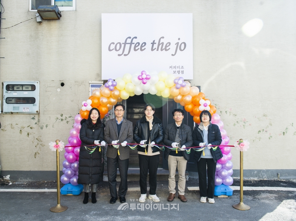 박경우 한국중부발전 사회가치혁신실장(좌 2번째)과 유성현 커피the조 대표(좌 3번째) 등 관계자들이 테이프 커팅을 하고 있다.