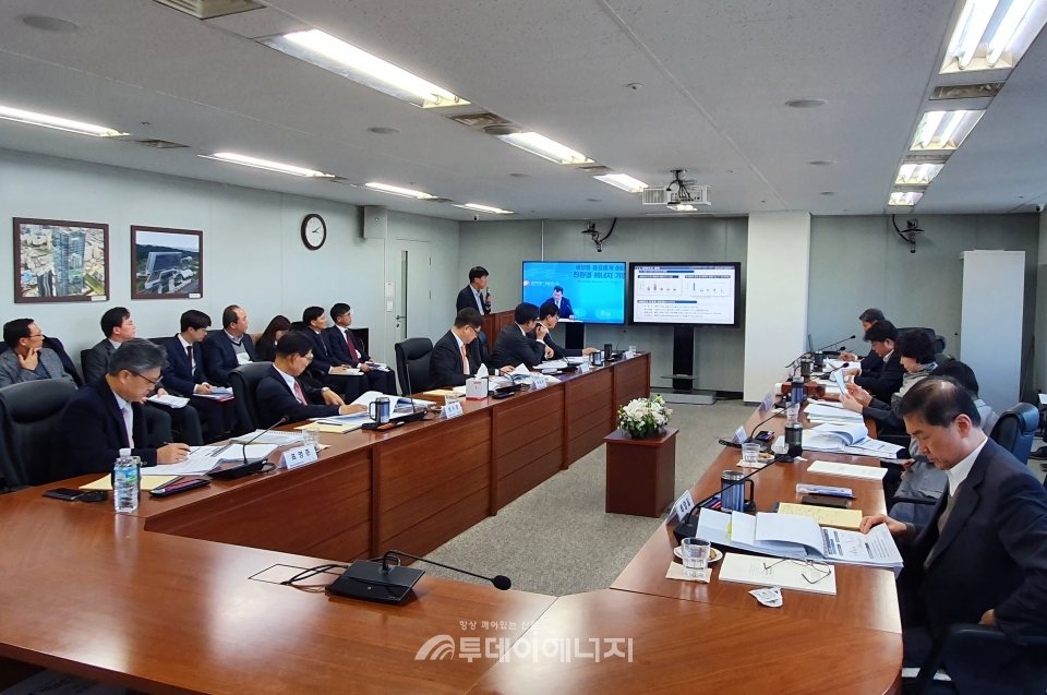 한국동서발전 이사진들이 2019년도 안전관리 추진 실적을 점검하고 내년도 안전관리 계획에 대해 토론하고 있다.