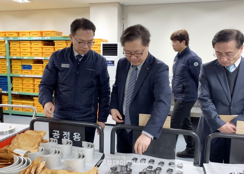 박일준 한국동서발전 사장(좌 2번째)이 하현천 터보링크 대표(좌 1번째)로부터 생산 품목에 대한 설명을 듣고 있다.
