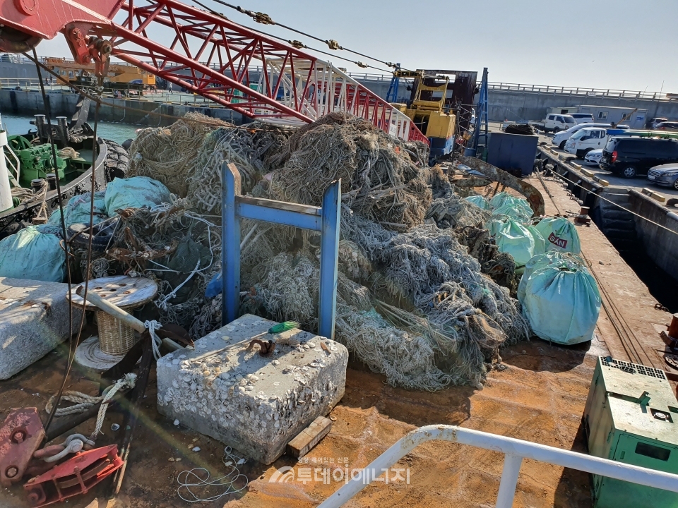해양폐기물 정화사업을 통해 수거된 폐기물.
