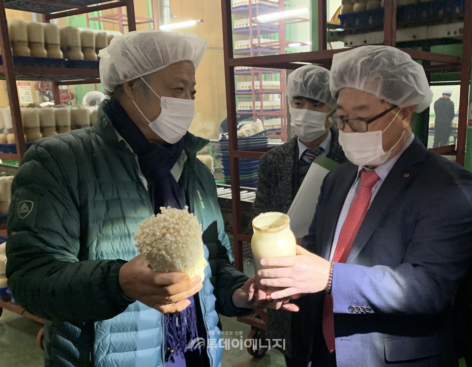 박일준 동서발전 사장(우)이 그린피스농원 관계자로부터 버섯 생산시설에 대한 설명을 듣고 있다.