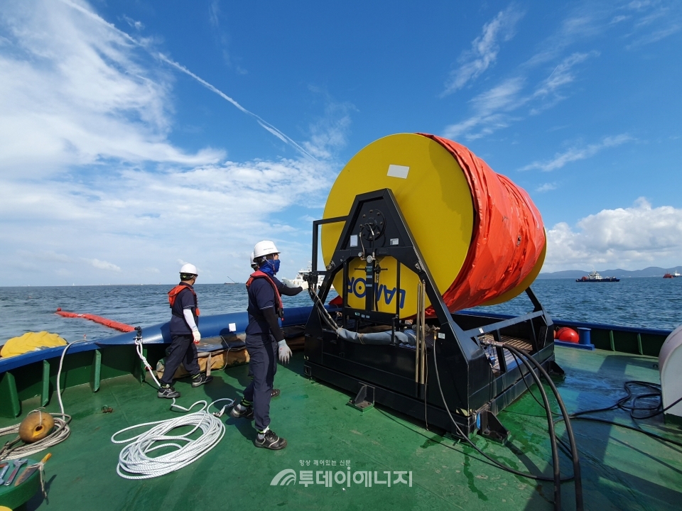 해양환경공단 관계자들이 선박에 탐재된 방제장비를 점검하고 있다.