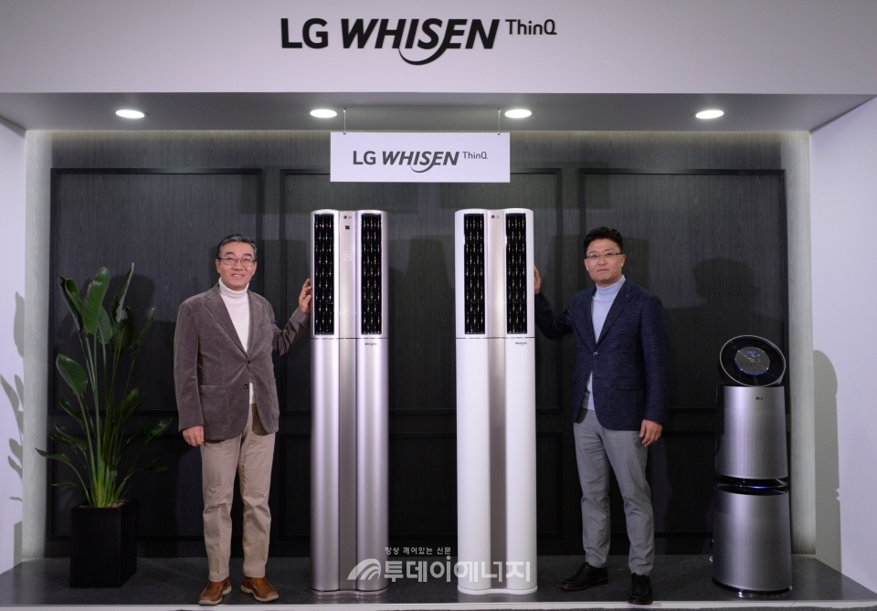 LG전자 에어솔루션사업부장인 이감규 부사장(좌)과 한국B2B마케팅담당인 임정수 담당이 2020년형 ‘LG 휘센 씽큐 에어컨’을 소개하고 있다.