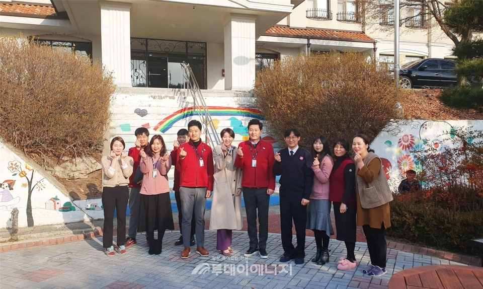 한국미래그룹 관계자들과 후생학원 교사들이 기념촬영하고 있다.