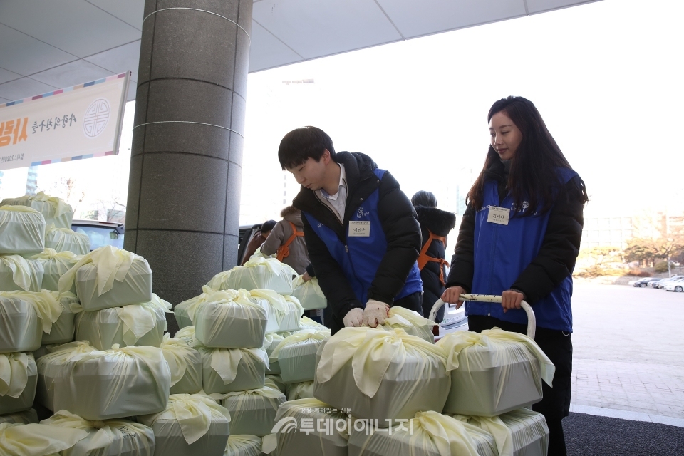 효성 임직원들이 떡국 재료를 담은 선물 바구니를 확인하고 있다.