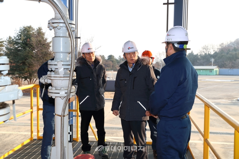양수영 석유공사 사장을 비롯한 경영진이 17일부터 23일까지 설 연휴대비 재난안전관리 추진실태 점검을 하고 있는 모습.