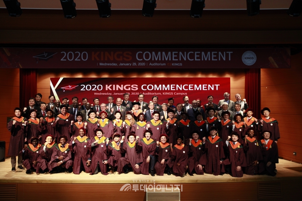 한국전력국제원자력대학원대학교 졸업식 참석자들이 기념촬영하고 있다.