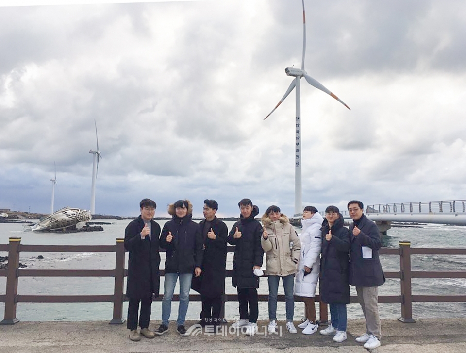에너지시설 탐방에 참여한 한국남부발전 관계자와 부산대학교 학생들이 한경풍력단지에서 기념촬영하고 있다.
