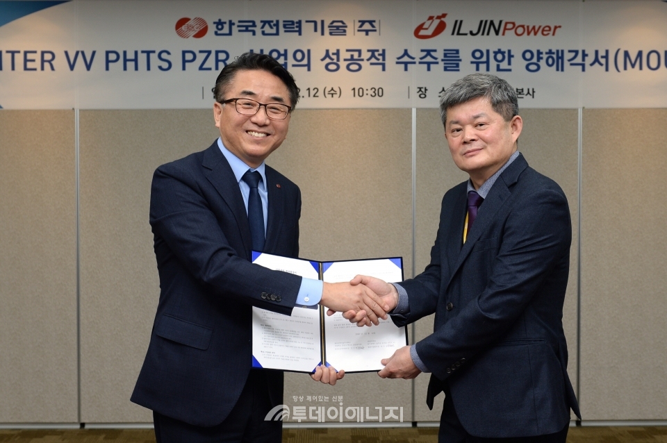 김신환 한국전력기술 단장(좌)과 박우섭 일진파워 본부장이 협약을 체결하고 기념촬영을 하고 있다.