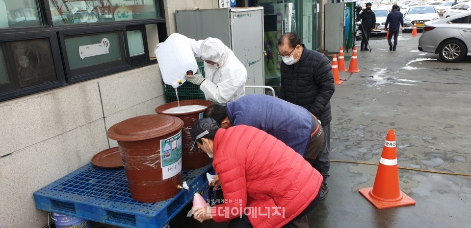 서울개인택시복지법인에서 운영 중인 LPG충전소를 이용하는 택시기사들이 실내 소독액을 보충하고 있다.