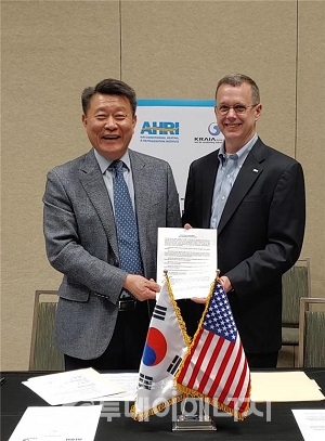 노환용 한국냉동공조산업협회 회장(좌)과 Stephen Yurek 미국냉동공조협회(AHRI) 회장이 표준협력 협약을 체결하고 기념촬영을 하고 있다.