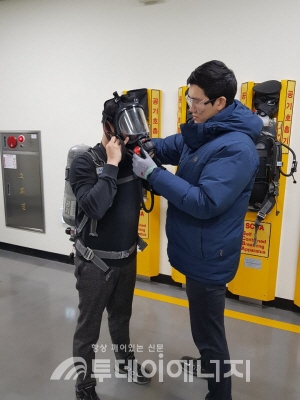한국가스안전공사 산업가스안전기술센터 관계자가 양압식 공기호흡기 사용방법을 교육하고 있다.