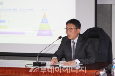 이상훈 한국에너지공단 신재생에너지센터 소장이 계획적 단지 개발에 대해 소개하고 있다.