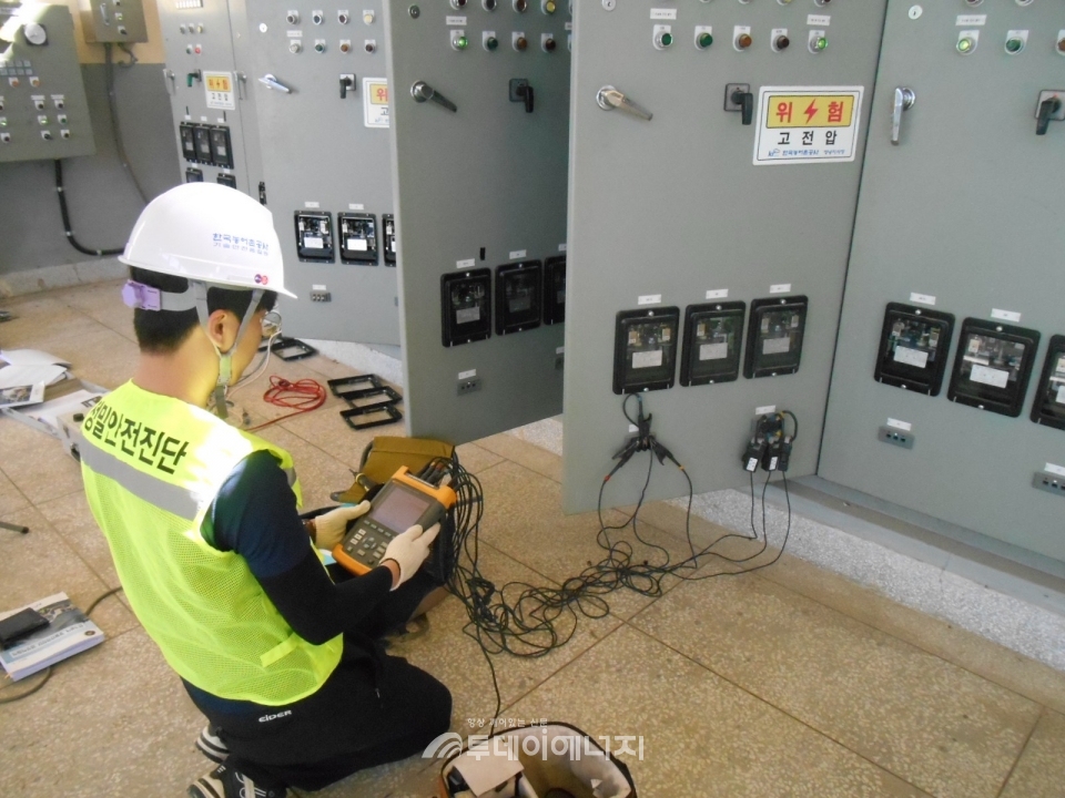 한국농어촌공사 관계자가 배수장의 전기설비를 점검하고 있다.