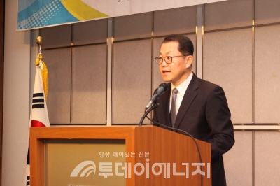 김희철 한국신재생에너지협회 회장이 인사말을 하고 있다.