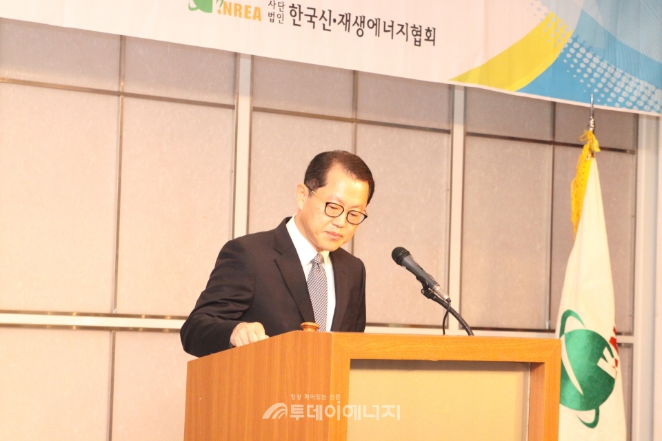 김희철 한국신재생에너지협회 회장이 정기총회 안건을 통과시키고 있다.