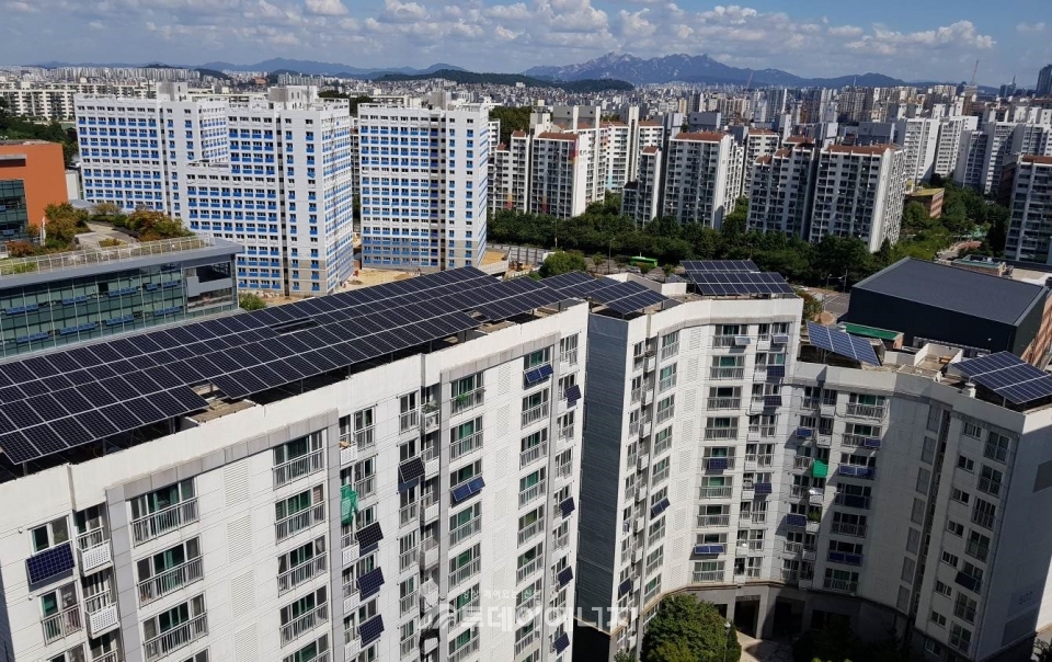서울시 양천구 소재 신정이펜하우스 5단지 지붕에 설치된 한화큐셀 태양광 모듈.