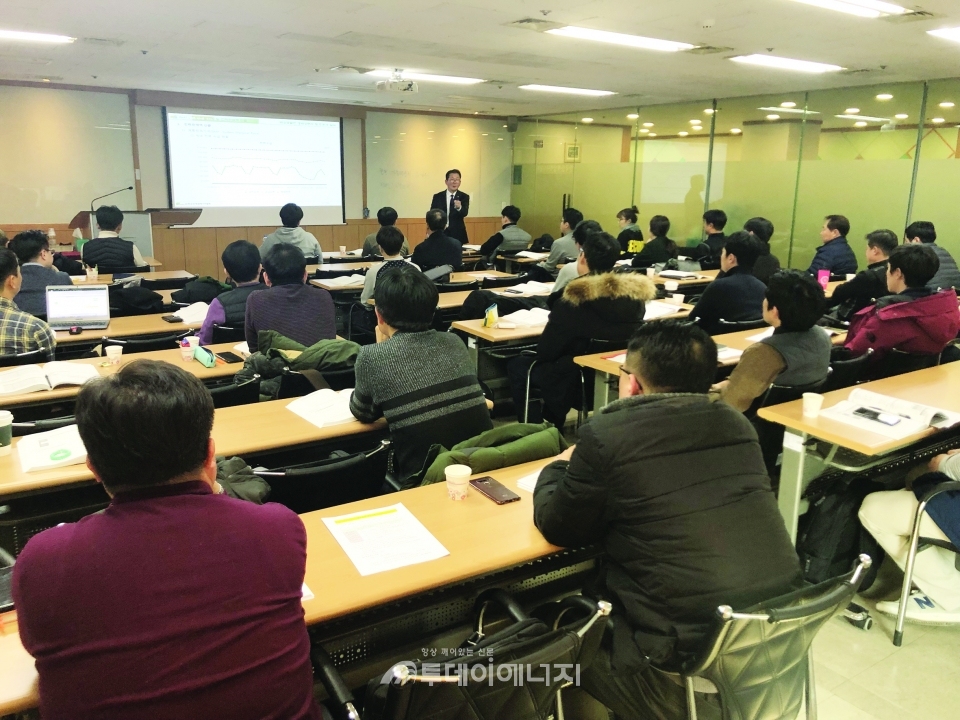 한국신재생에너지협회에서 신재생에너지 전문인력 교육을 실시하고 있다.