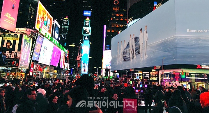 뉴욕 타임스퀘어에서 방탄소년단이 출연한 '글로벌 수소 캠페인' 영상이 상영되고 있다.