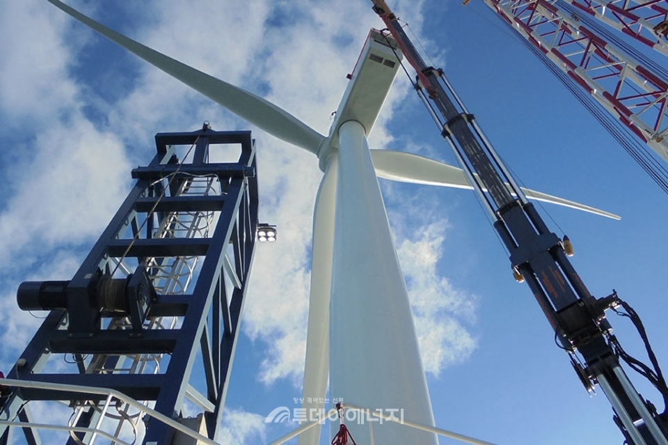 노스랜드파워가 운영 중인 풍력발전단지에서 터빈 조립이 진행되고 있다.