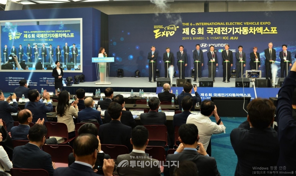 지난해 개최된 제6회 국제전기차엑스포에서 개막식이 진행되고 있다.