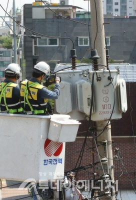 한국전력 직원들이 열화상 진단장비를 활용해 전력설비를 진단하고 있다.