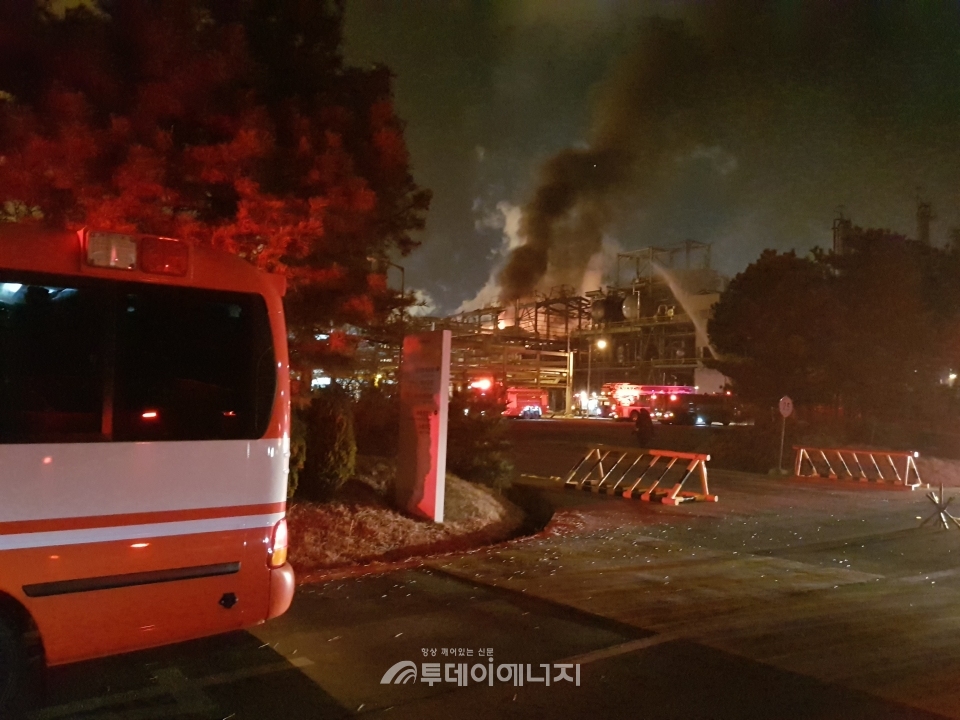 롯데케미칼 대산공장의 NCC공정에서 폭발사고로 발생한 화재가 점차 커지고 있다.
