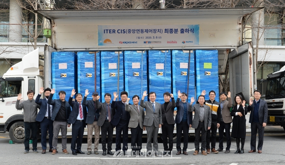 한국전력기술은 국가핵융합연구소와 ITER 중앙연동제어장치 최종분 출하식을 모비스에서 개최했다.