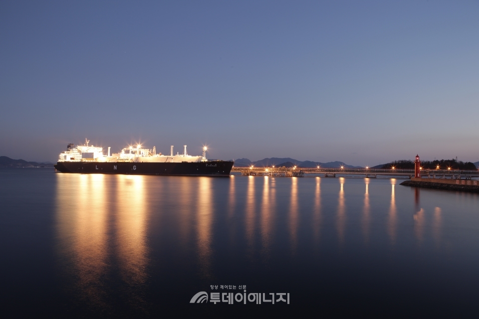 한국가스공사 통영기지본부에 LNG추진선이 입항하고 있다.