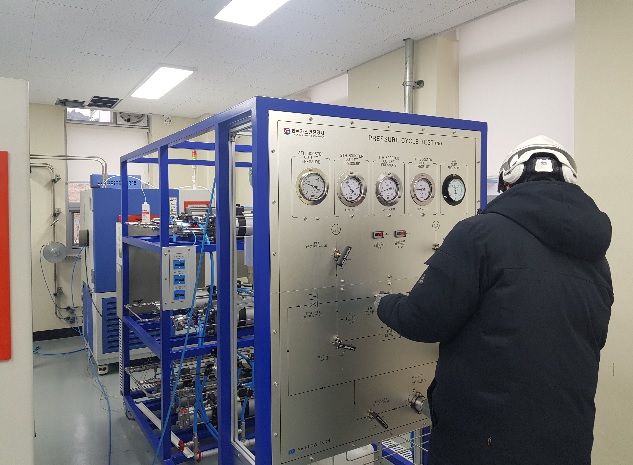 수소충전소 등에 설치되는 밸브 인증 기능 유지를 위해 가스안전공사 에너지안전실증연구센터가 24시간 시험체계에 돌입했다.