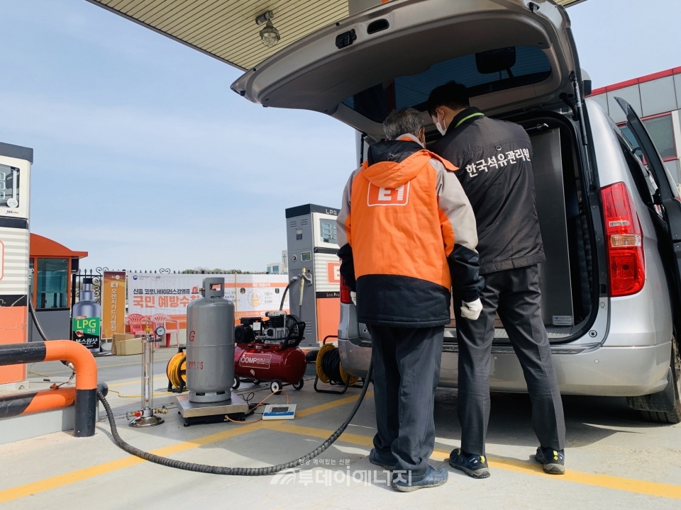 한국석유관리원 검사원이 LPG 충전소에서 석유관리원이 개발한 특수차량을 이용해 충전기의 정량검사를 하고 있다.