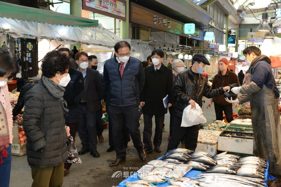 한국환경공단 임직원들이 인천시 정서진 중앙시장을 점검하고 있다.