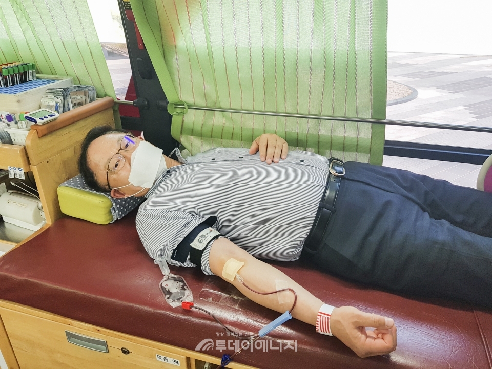 박형구 한국중부발전 사장이 코로나19 극복 나눔 헌혈에 동참하고 있다.