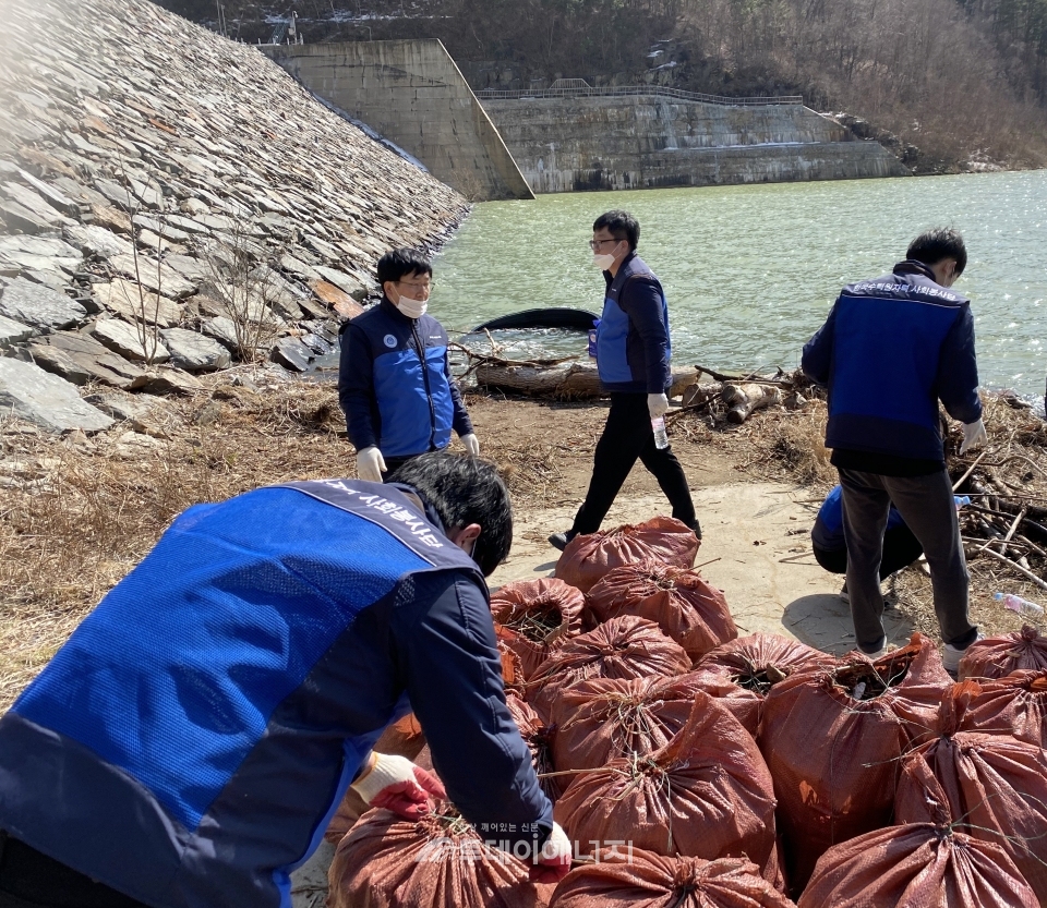 환경정화 활동에 참여한 임직원들이 댐 내 부유쓰레기 및 수변구역에 방치된 쓰레기를 수거하고 있다.