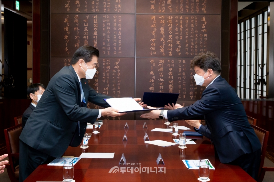 김판수 한국지역난방공사 에너지혁신본부장(좌)과 삼성엔지니어링 관계자가 협약을 체결하고 있다.