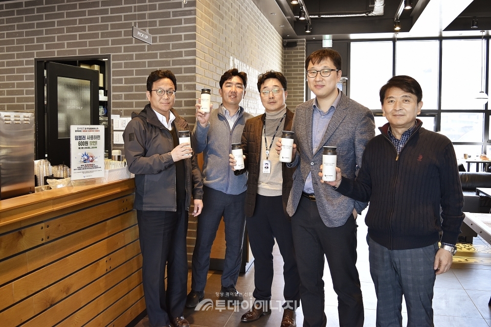 보령시내 텀블러 더블할인 시행 카페에서 한국중부발전 직원들이 텀블러를 이용해 음료를 테이크아웃 하고 있다.