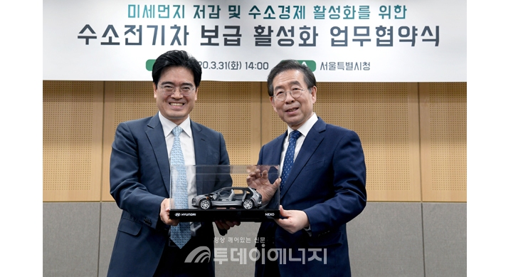 공영운 현대자동차 사장(좌)과 박원순 서울시 시장이 수소경제 활성화를 위한 양해각서를 체결한 후 기념촬영을 하고 있다.