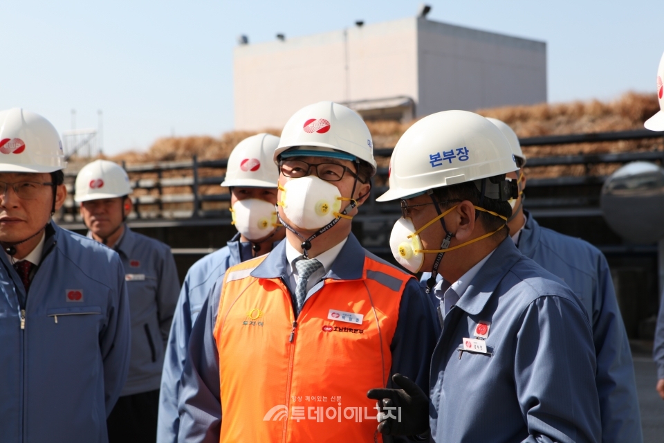 박일준 한국동서발전 사장(중)과 관계자들이 호남화력본부에서 현장 안전점검을 시행하고 있다.