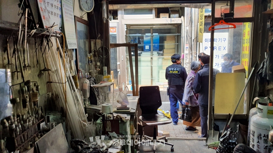 서울 종로구 장사동 소재 유리세공업을 하는 한 업체에서 LPG폭발사고가 발생해 지나가던 행인 1명이 유리 파편에 다치고 맞은 편 상점 유리도 파손되는 피해가 발생했다.
