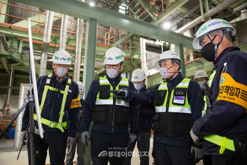 김병숙 한국서부발전 사장(좌 3번째)이 계획예방정비공사가 진행되고 있는 태안발전소에서 현장 안전점검을 시행하고 있다.