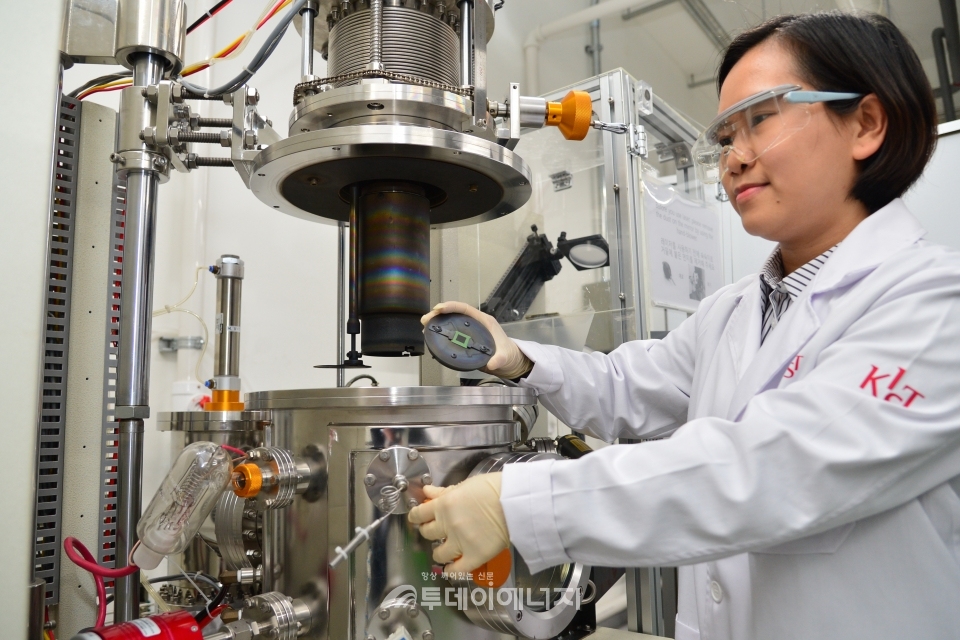 손지원 KIST 박사팀의 연구원이 중저온에서 작동하는 고성능 세라믹 연료전지를 제작하고 있다.