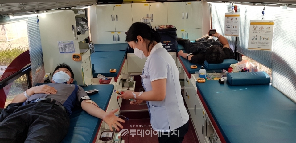 한국가스공사 평택기지본부의 임직원들이 헌혈을 하고 있다.
