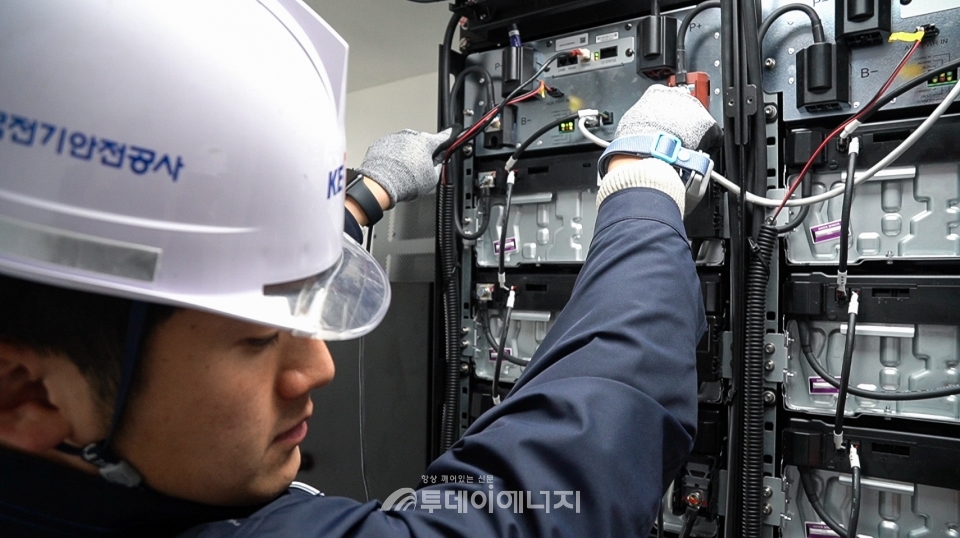 한국전기안전공사 관계자가 ESS설비를 점검하고 있다.