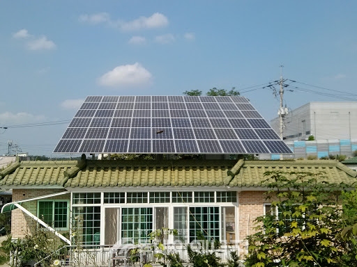주택 옥상에 설치된 태양광발전설비.