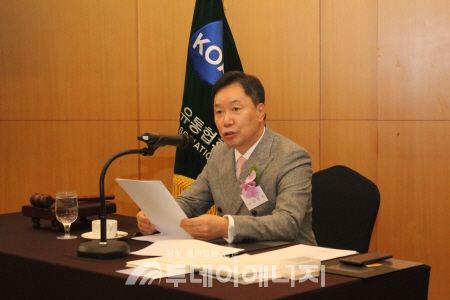 석유유통협회 11대 회장에 연임한 김정훈 SJ오일(주) 대표가 감사 인사말을 하고 있다.