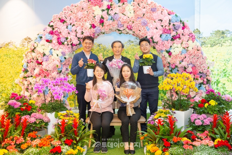 김병숙 서부발전 사장(뒷줄 중)이 직원들과 함께 플라워 버킷 챌린지 캠페인에 참여해 기념촬영을 하고 있다.